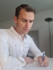 Fantasyautor Marco Dülk beim Schreiben an seinem Schreibtisch