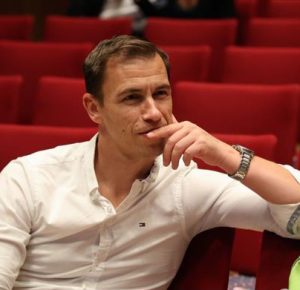 Marco Dülk, Fantasyautor sitzt nachdenklich im Theatersaal